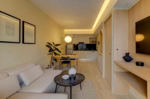 Aristoteles Polanco w Balcony View