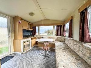 Cosy Caravan With Free Wifi At Sand Le Mere Holiday Park, Ref 71009R