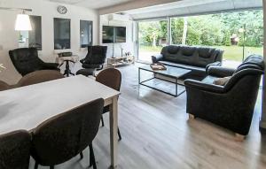 Awesome Home In Oksbøl With Kitchen