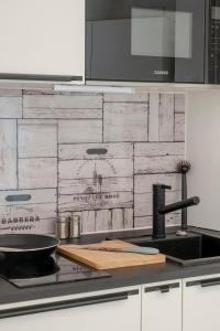 SpaceStays Bunker Messe Apartment Wi-Fi TV