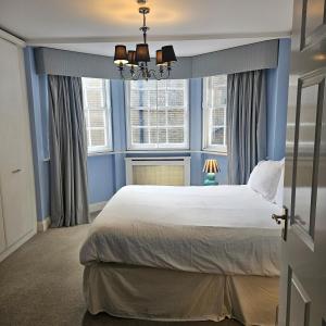 Beautiful 4 Bedroom Townhouse in Central Mayfair
