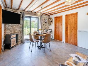 The Old Cowsheds 4 - Daniel Ddu - Uk49789