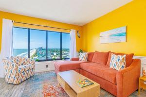 Renovated 2 Bedroom with Ocean & City Views! Palace 1807