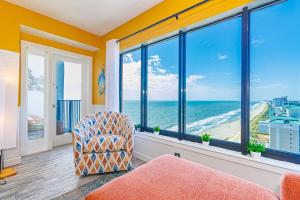 Renovated 2 Bedroom with Ocean & City Views! Palace 1807
