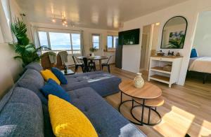 Chalet 691 Waterfront with Spa, Fireplace, WiFi & AC