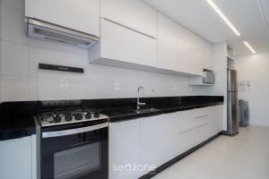 Apto c varanda e churrasq. a 220m do Mar CAR0201