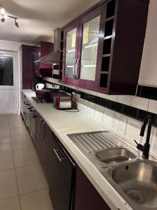 4 Bed Family House, Sleeps10, Free Wi-Fi