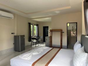 Baan klang suan at kantiang bay