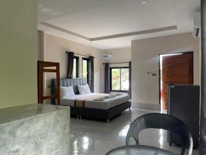 Baan klang suan at kantiang bay