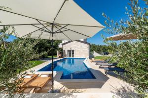 Villa Nina with private pool and BBQ near Poreč