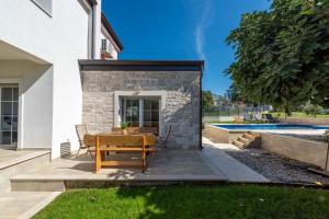 Villa Nina with private pool and BBQ near Poreč