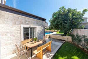 Villa Nina with private pool and BBQ near Poreč