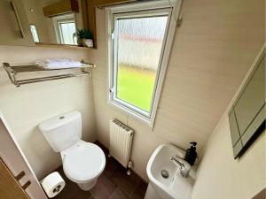 Private Hot Tub & Spacious Decking Area in Northumberland, Dog-Friendly, Free Golf Access