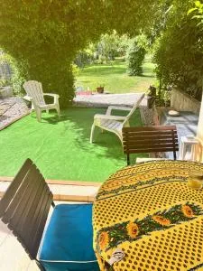 chambre et salle de bain privé s'ouvrant sur terrasse, jardin et cuisine d'été