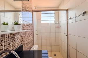 Apê elegante com ar-cond, vaga e ótima localização