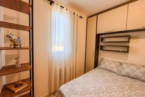 Apê elegante com ar-cond, vaga e ótima localização