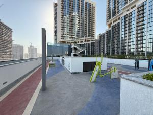 Elegant 1-Bedroom The Crest, Near Downtown Dubai