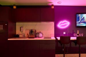 LAmoria - Suite Romantique moderne avec Jacuzzi & Sauna