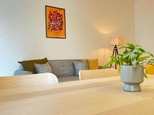 Dafne Athens renovated apartment 170m from Metro