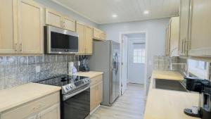 Bright & airy 2BR 2BA beach retreat A