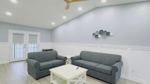 Bright 2BR 2BA retreat minutes from the ocean B