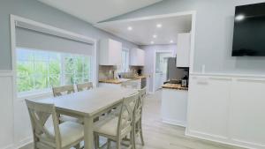 Bright 2BR 2BA retreat minutes from the ocean B