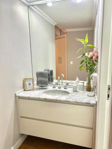 AP 2 quartos proximo à AV Paulista com vaga