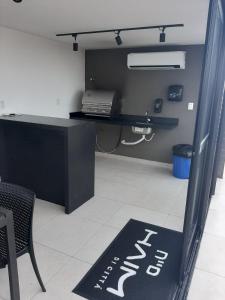 Apto 2 quartos sendo 1 suíte, com varanda, apenas 250m praia de Intermares