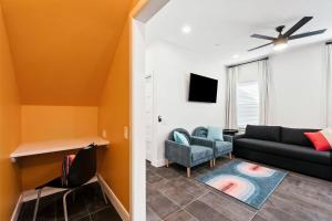 Luxury Pearl Townhome- Steps from Pearl and Riverwalk- Casa B