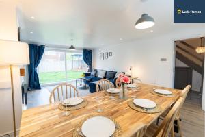 LONG TERM - Comfy Home - Cls to hospital - Sleeps 7 - wParking