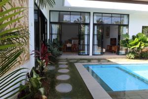 Bohemian Luxury 3 BR In the Center of Canggu with a Pool