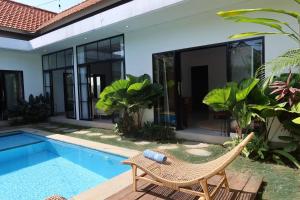 Bohemian Luxury 3 BR In the Center of Canggu with a Pool