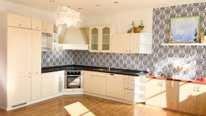 ART room with rooftop prosecco picnic or breakfast