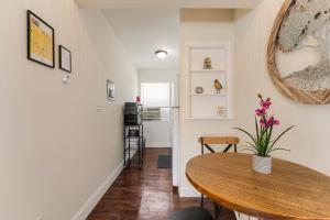 Cute 1BR Apt Walk to Calle 8, Short Drive to Brick