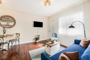 Cute 1BR Apt Walk to Calle 8, Short Drive to Brick