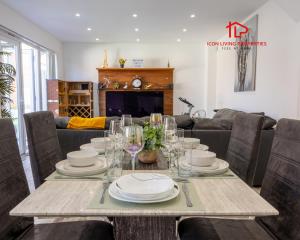 Luxury Five-Bedroom Home with Jacuzzi and Gym - Private One-Bedroom Garden Suite Available Separately