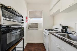 Cozy 1BR Apt Steps from Calle 8 & Mins to Brickell