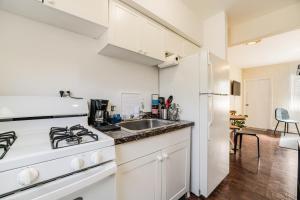 Cute 1BR Apt Walk to Calle 8, Short Drive to Brick