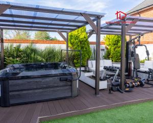 Luxury Five-Bedroom Home with Jacuzzi and Gym - Private One-Bedroom Garden Suite Available Separately