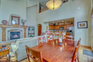 Spruce Tree Lodge #208