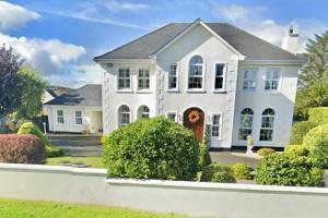 1 Bed Flat - Sleeps 2 -- Parking - Garden