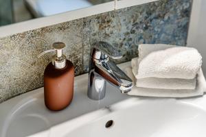 Grand Boulevard Apt Cozy Charm AC, Huge Smart TV