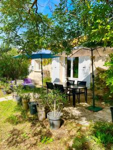 T2 cosy avec jardin privé et terrasses au calme