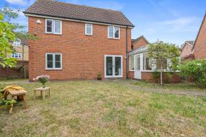 Spacious 4-BR Home in Romford with Garden Free Wi-Fi & Parking