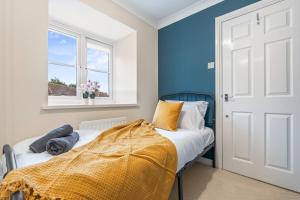 Luxurious 4-BR Home in Romford with Garden Free Wi-Fi & Parking