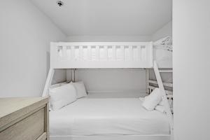 Modern 4BR with Ocean Views Pools and Direct Beach Access 717