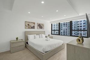 Modern 4BR with Ocean Views Pools and Direct Beach Access 717