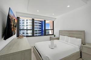 Modern 4BR with Ocean Views Pools and Direct Beach Access 717