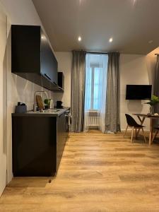 Urban Chic Apartment Black
