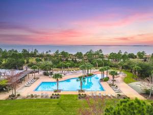 2 min to pool, walk to beach, dining, and golf cart